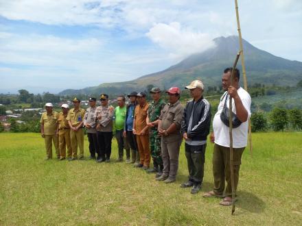 MENYELUSURI JEJAK HARIMAU SUMATRA YANG  MEMASUKI WILAYAH DESA KUTARAYAT